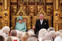 Alžběta II. dorazila za zákonodárci i s Charlesem. Královna zmínila brexit k 31. lednu