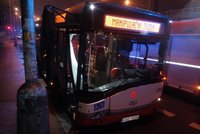 V Plzeňské se srazil autobus s autem: Nehoda komplikovala dopravu