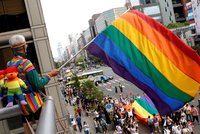Odpůrce homosexuálů ukradl duhovou vlajku a spálil ji. Soud ho poslal na 16 let za mříže
