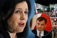 Polsko přijalo sporný zákon o soudcích. Ministr se „obul“ do Jourové