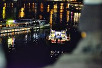 VIDEO: Obří plující zvonohra u Karlova mostu. Pražané si zatančili na Bedřicha Smetanu i koledy