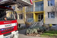 Požár bytového domu v Plzni: Hasiči evakuovali 25 lidí!