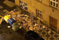 Bohaté a popelnicové! Záplava odpadků v ulicích Prahy, kontejnery nestačí!