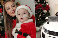 Dojemný vánoční dárek: Chlapeček, který přišel o všechny končetiny, dostal auto!