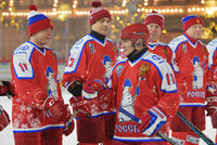 Putin hrál hokej proti pohádkově bohatému oligarchovi. Trapnému pádu se tentokrát vyhnul