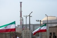 Pod jadernou elektrárnou se otřásla zem. Írán zasáhlo silné zemětřesení