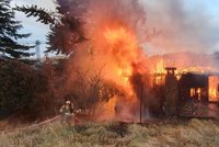 Boj s ohnivým živlem nedaleko letiště! Plameny se z chaty rozšířily i na stromy