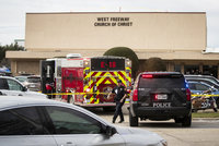 Útočník střílel v kostele, farníci se postavili na odpor: Tři mrtví v Texasu