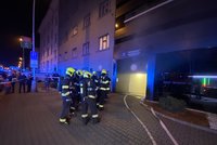V luxusním hotelu v Radlické hoří: Hasiči museli evakuovat 102 lidí, požár způsobila sauna