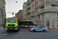 V centru Prahy vykolejila tramvaj! Nehoda komplikuje provoz v Myslíkově i na nábřeží
