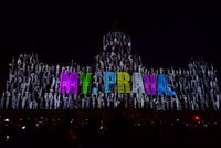 VIDEO: Novoroční videomapping představil budoucnost Prahy. S animací pomáhaly také děti