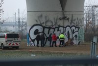 Mrazy si vybírají daň: Mrtvý muž na Žižkově pod mostem, nejspíš umrzl