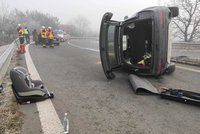 Hrozivá nehoda u Prahy: Žena převrátila auto na bok, vezla dvě děti