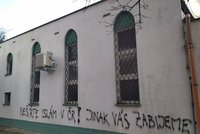 Skandál v Brně: Vandal pomaloval mešitu! Smrt za šíření islámu v Česku, napsal na fasádu