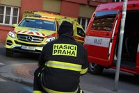 Zraněná holčička (3) po požáru stromečku v Praze 7! Prskavky na něj nepatří, varují hasiči