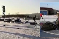 Rybaření na ledu skončilo katastrofou: Obleva poslala ke dnu desítky aut!