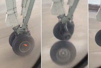 Letadlu upadlo při startu kolo: Hrůzu natočil přes okénko vyděšený pasažér