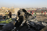 ONLINE: Letadlo sestřelila raketa? Britové to prověřují, zemřelo i 20 dětí