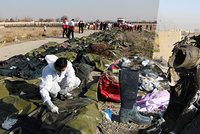 Děs na místě neštěstí: Pytle s mrtvými a ohořelé oblečení. V troskách Boeingu umíraly celé rodiny