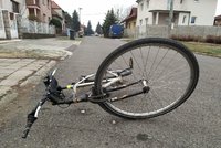 Vyhrocená nehoda v Holešovicích: Agresivní cyklista nadával řidiči a chtěl ho vytáhnout z auta! Zklidnila ho pouta