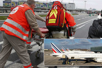 Personál letiště v šoku! V podvozku letadla našli mrtvé dítě!