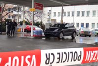 Přepadení benzínky na Žižkově: Gauneři hrozili zbraní! Pak ukradli auto a ujeli