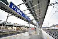 V Praze už zase stojí vlaky. Bagr poničil trakční vedení ve Vršovicích
