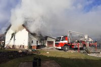 Obří požár u Prahy! Hoří stodola s garáží, hasiči vyhlásili druhý stupeň poplachu