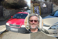 „Galerie parkování debilů“: Petr Kubíček z Jihlavy svérazně bojuje s řidiči, kteří mu blokují výjezd z garáže