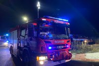 Auta na odpis, poničená fasáda a škoda za tři miliony: V Jinočanech u Prahy v noci hořelo