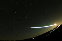 Nebe nad Českem rozzářil jasný meteor. Úchvatnou podívanou zachytila kamera