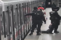 VIDEO: Opilý a zakrvácený muž v metru: Nebral si servítky s lékařem ani se strážníky