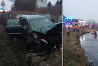 Při nehodě u Bochova se zranilo sedm lidí, včetně dítěte: Auto skončilo v zamrzlém rybníku!