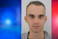 Podvodník (26) se dva roky vyhýbá vězení. Podle policistů může pobývat v Praze