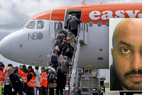 Pasažér EasyJet nahlásil bombu na palubě, aby stihl let za snoubenkou