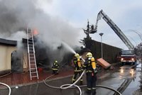 Mohutný požár u Prahy! Hoří dům v Jesenici, hasiči vyhlásili druhý stupeň poplachu