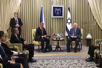 Babiše v Izraeli vítal Stropnický, prezidentovi vyřídil pozdrav. A řekl, proč nechal Moniku doma