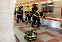 Do kolejiště na Andělu spadl muž. Zraněním podlehl, provoz metra na lince B byl přes 3 hodiny omezený