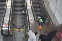 VIDEO: Drsný útok v metru! Zastal se ženy a dostal nakládačku, napadeného hledá policie