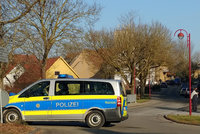 Češi ujížděli německé policii: Vysoká jízda, vrtulník a prasklá pneumatika
