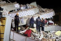 Zemětřesení v Turecku zabilo 20 lidí, záchranáři vyprošťují přeživší z trosek
