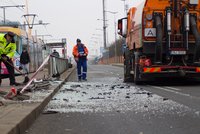 Opilý řidič ve Vysočanech vletěl do zastávky: Policie silnici kvůli střepům uzavřela