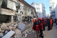 Zemětřesení v Turecku zabilo 22 lidí. Lidé čekají v troskách na pomoc