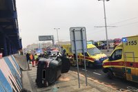 Auto po srážce s tramvají odletělo na chodník: Zraněná posádka vozu skončila v nemocnici