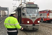 Muž (25) u Masarykova nádraží skončil pod koly tramvaje: Vyprostit ho museli hasiči