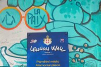 Turisté dál hyzdí Lennonovu zeď: Dělají to nevědomky? Na místě stále nejsou cedule se zákazem
