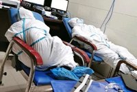 „Pacienti nám vyhrožovali pobodáním.“ Vyčerpaní lékaři z Wu-chanu už nemohou dál