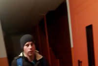 VIDEO: „Co tady děláš, vole?!“ Muž natočil překvapeného zloděje, který se mu pokusil vloupat do bytu