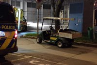 Bizarní nehoda u Žižkovské věže: Žena bourala v golfovém vozíku se smetím
