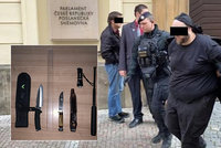 Útočník (31) s noži a teleskopem vtrhl do Sněmovny, chtěl mezi poslance! Policie ho zpacifikovala